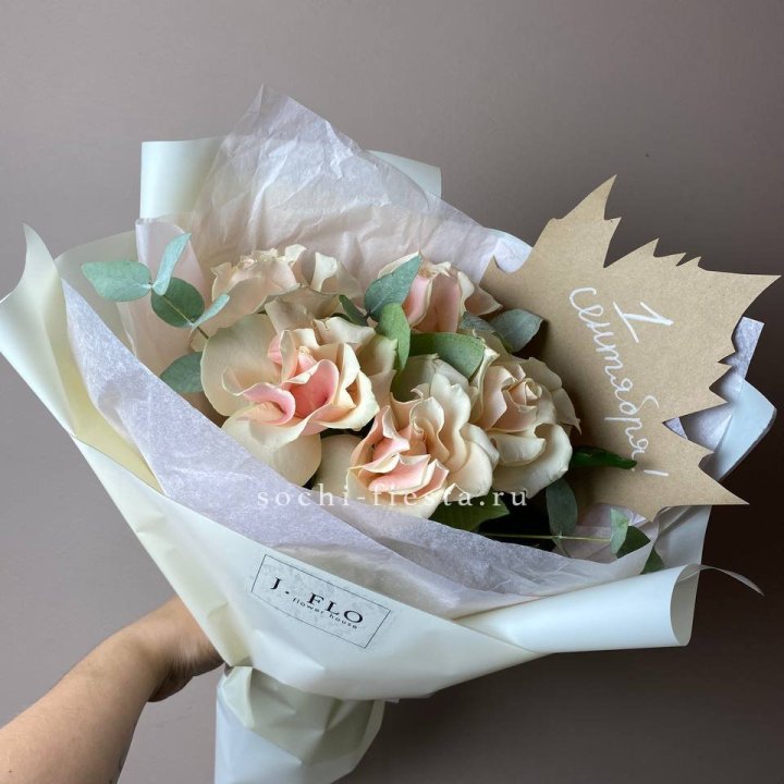 Букет кремовых роз к дню знаний в Бийске