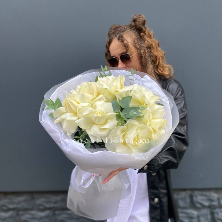 7 Белых французских роз  в Бийске