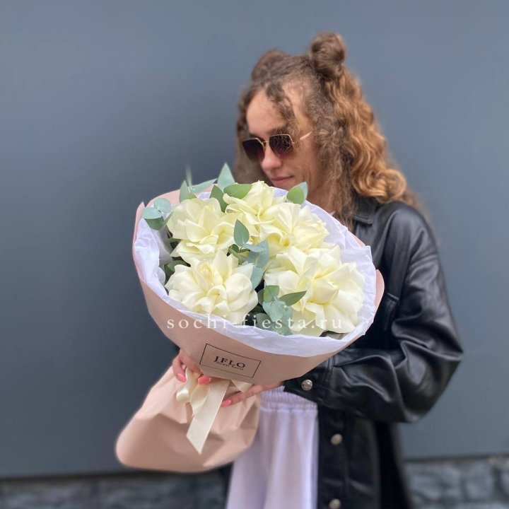 5 Белых французских роз в Бийске