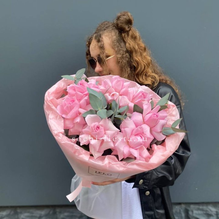 7 розовых роз в Бийске