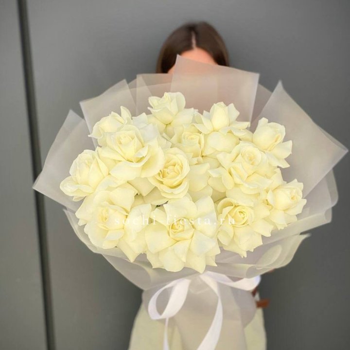 13 белых роз в Бийске