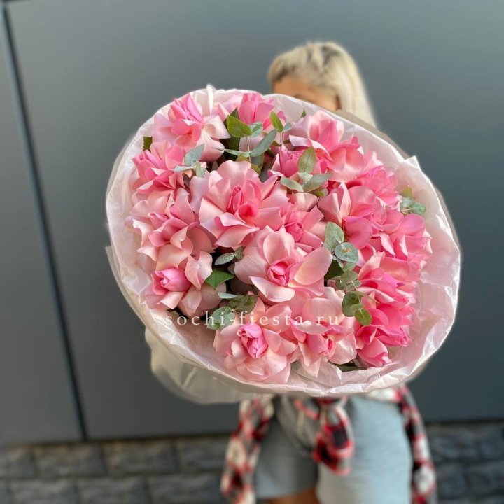 17 розовых роз в Бийске