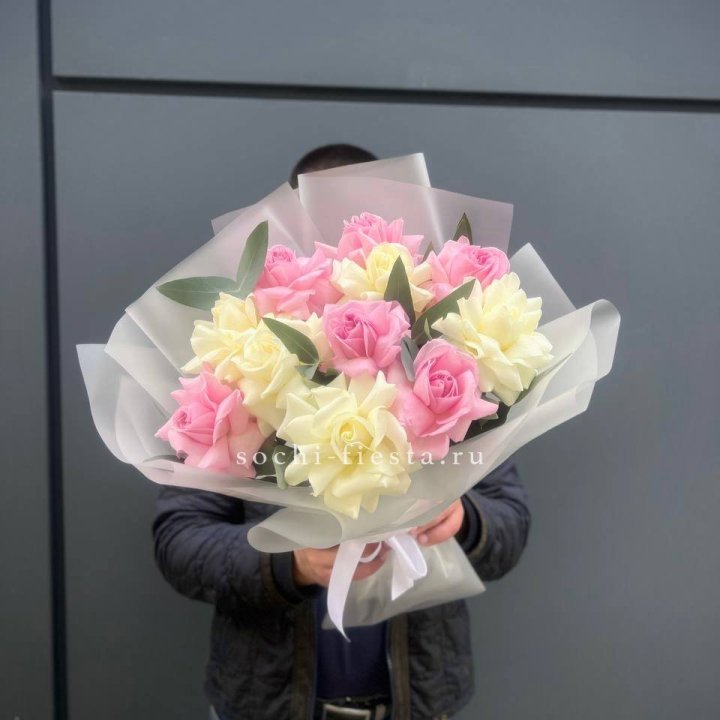 11 бело-розовых роз в Бийске