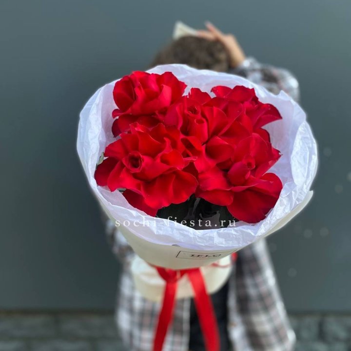 5 французских красных роз в Бийске