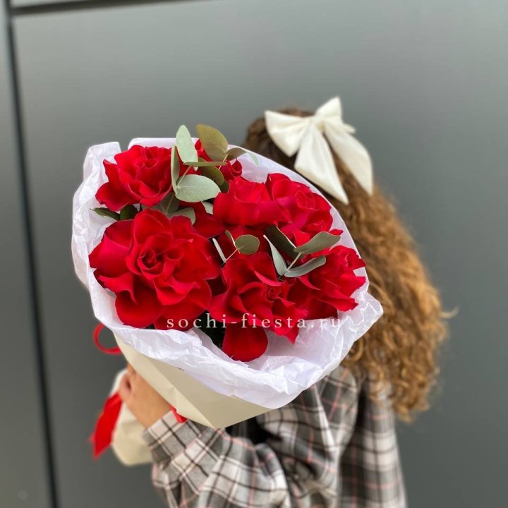 7 красных французских роз в Бийске
