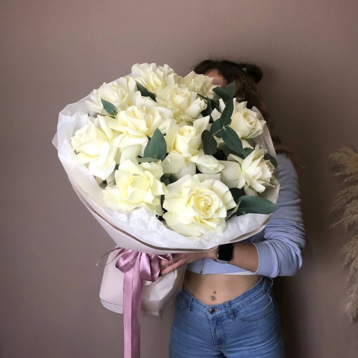 11 Белых французских роз "Вайт найс" в Бийске