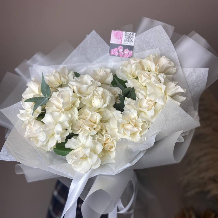 21 французских роз с эвкалиптом в Бийске