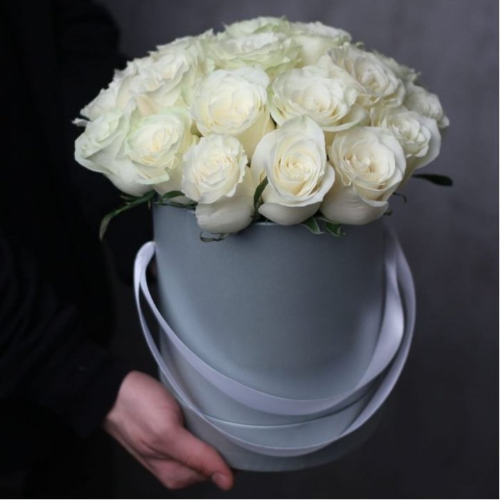 15 белых роз в цилиндре в Бийске