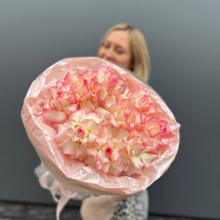 9 французских роз Джумилия в нежном оформлении в Бийске