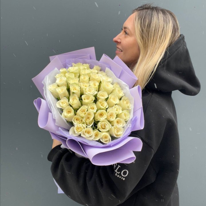 51 белая кенийская роза в оформлении в Бийске