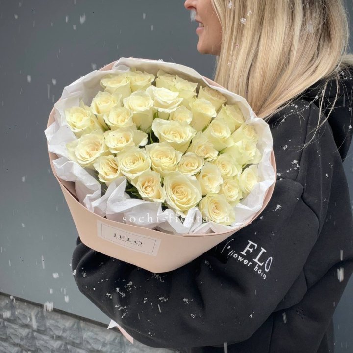 31 белая роза в оформлении в Бийске