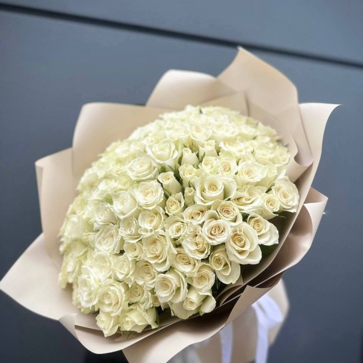 101 белая роза Атена в Бийске