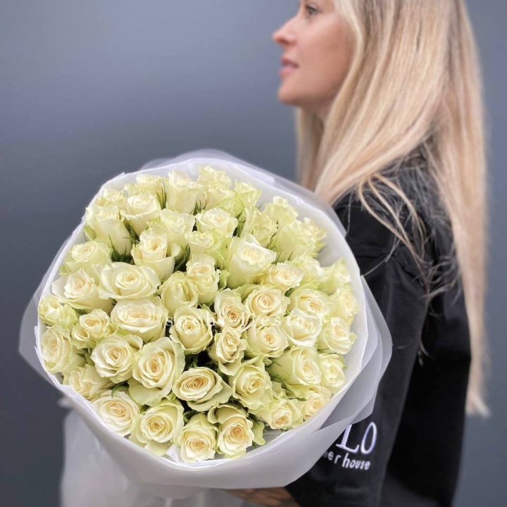 Воздушный букет из 51 белой кенийской розы в Бийске