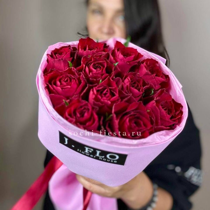 11 красных роз мадам ред в Бийске