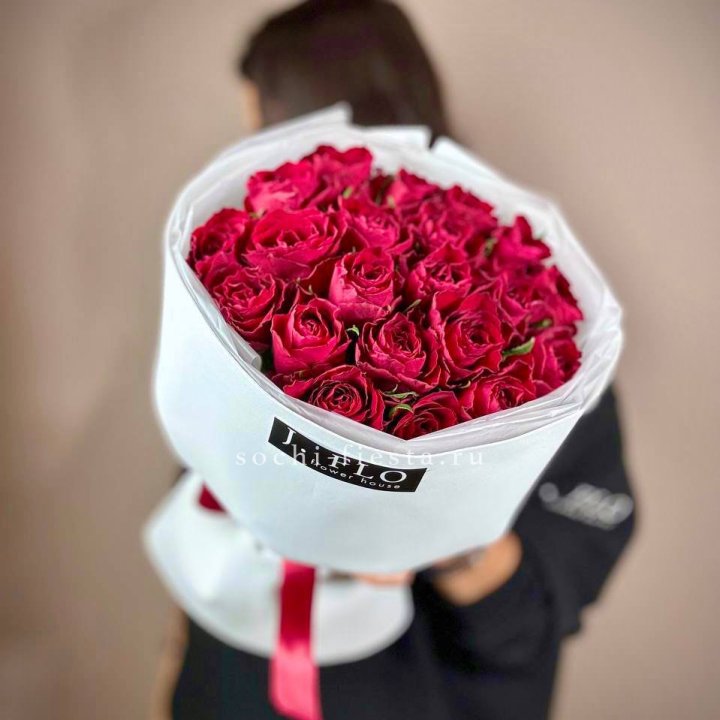 Букет красных роз мадам ред в Бийске