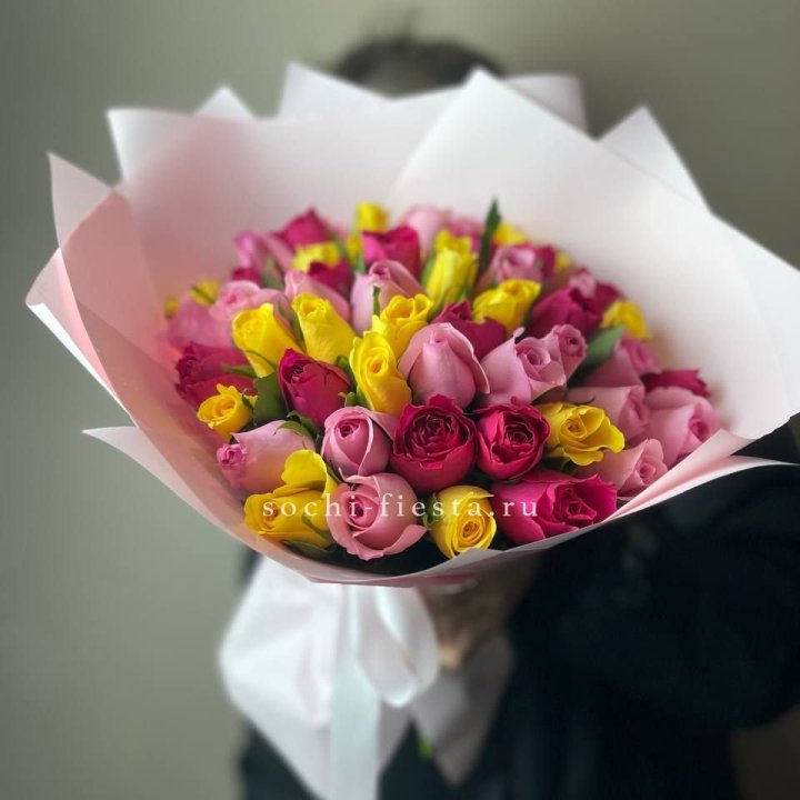 Букет из 51 розы Микс (Кения) в Бийске