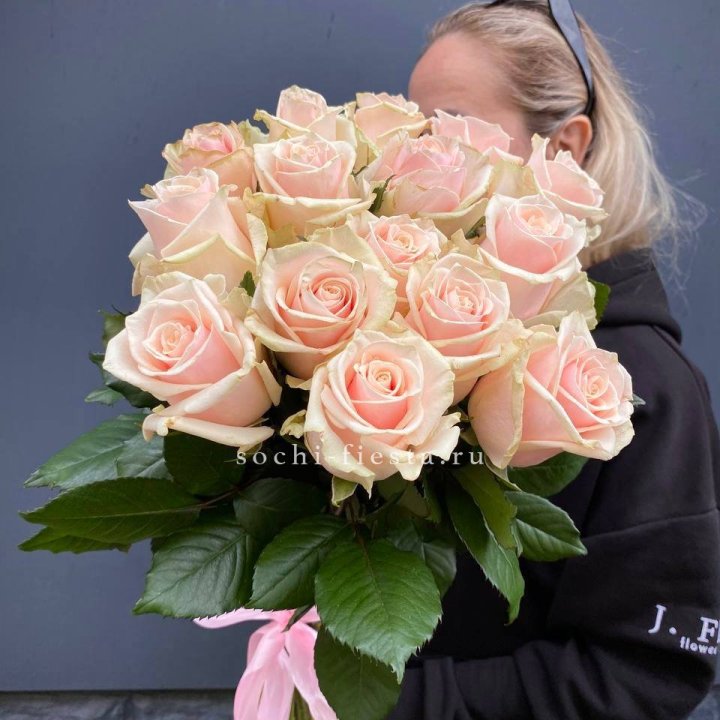 15  кремовых высоких роз в Бийске