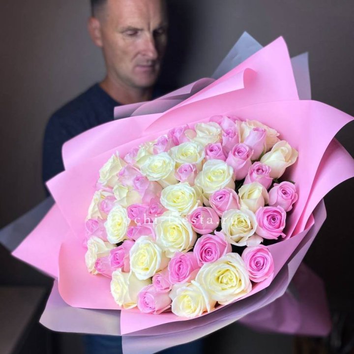51 белых и розовых роз в Бийске