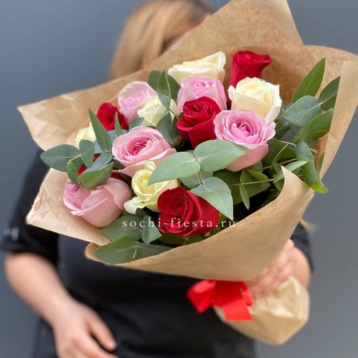 Букет из 15 роз с эвкалиптом в Бийске