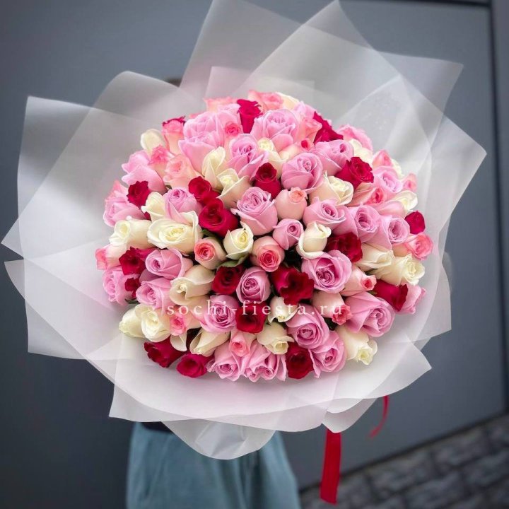 101 разноцветная роза "Карусель" в Бийске