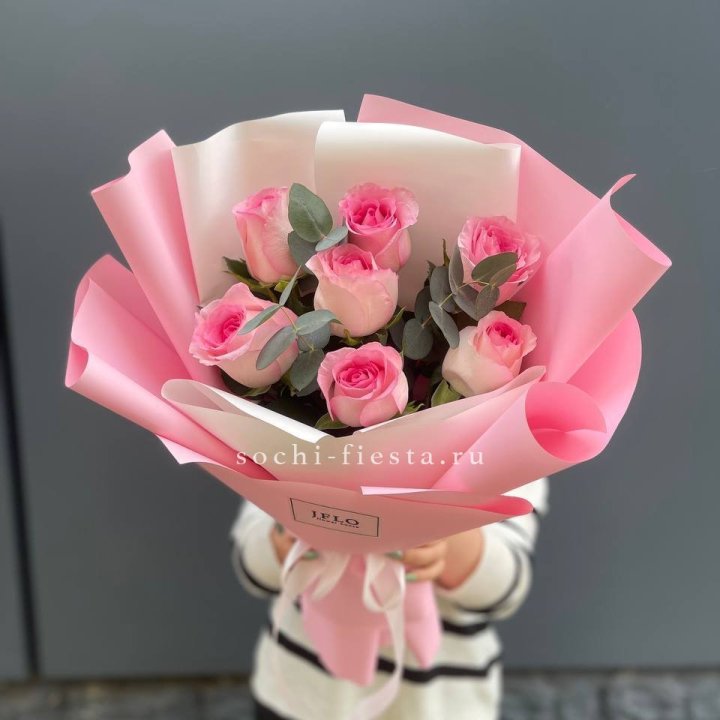 7 роз с эвкалиптом в Бийске