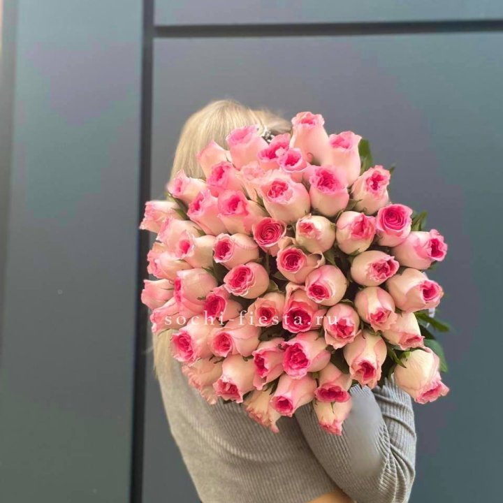 51 розовая роза в Бийске