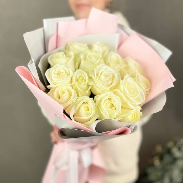 15 белых роз пудра в Бийске