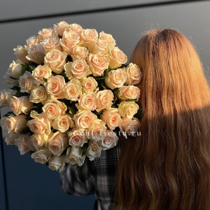 Охапка кремовых роз в Бийске