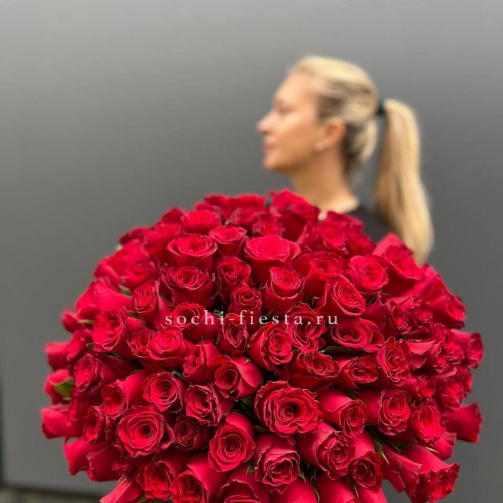 Охапка из 101 красной розы в Бийске