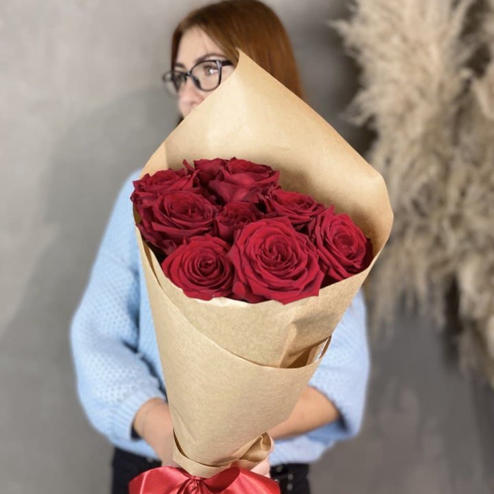 9 красных роз в крафте в Бийске