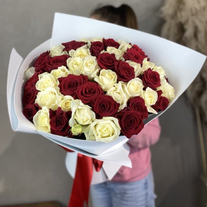 51 красная и белая роза в Бийске