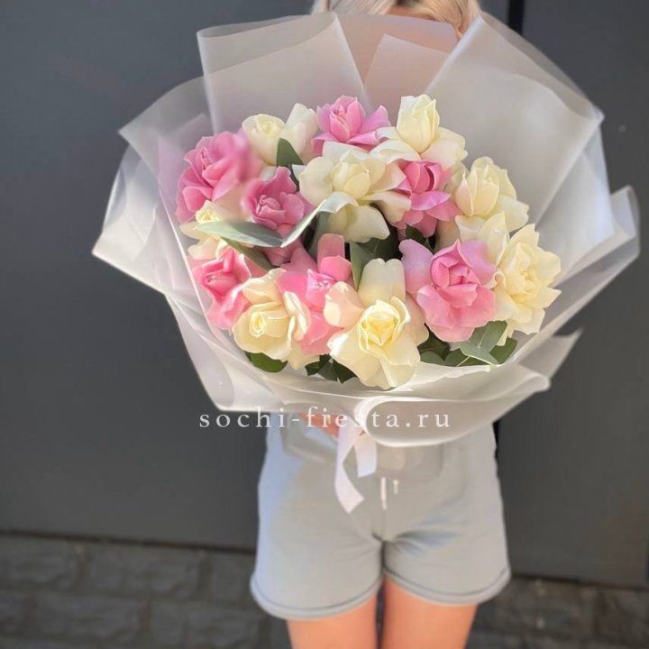 15 бело-розовых роз в Бийске