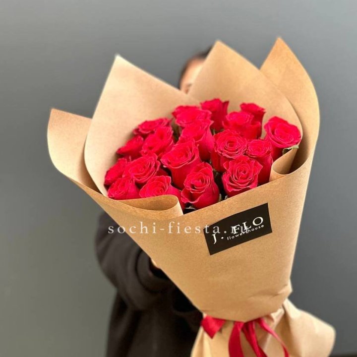 19 красных роз в крафте в Бийске