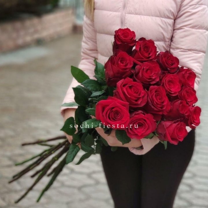 15 высоких красных роз в Бийске