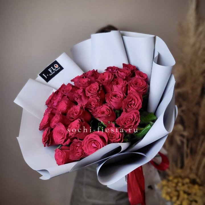 Красные розы 33 шт в Бийске