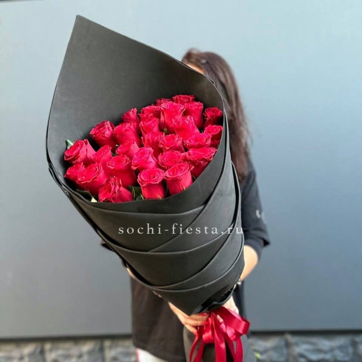 25 высоких красных роз в Бийске