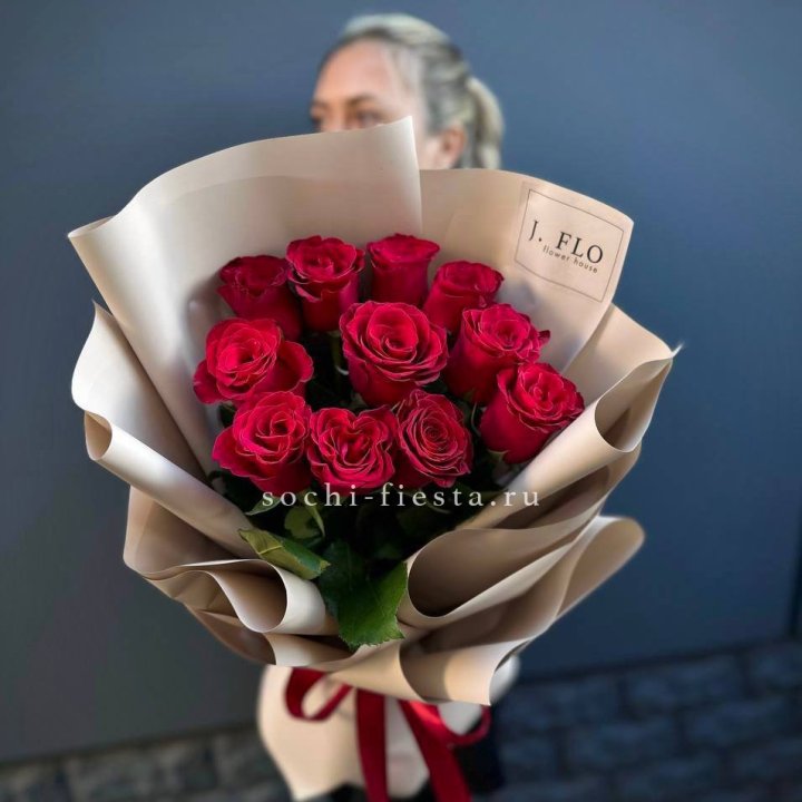 Букет красных роз "Наоми" в Бийске
