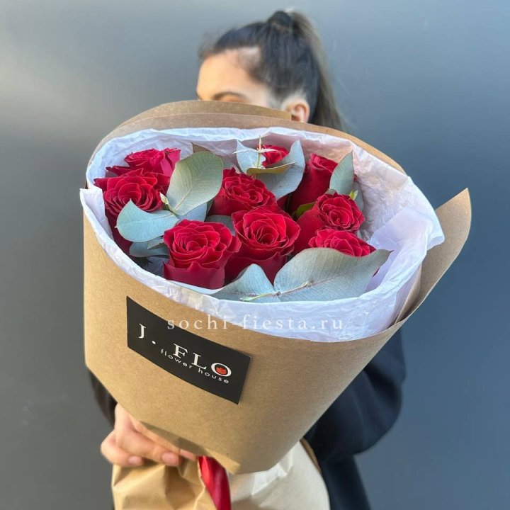 9 роз с эвкалиптом в Бийске