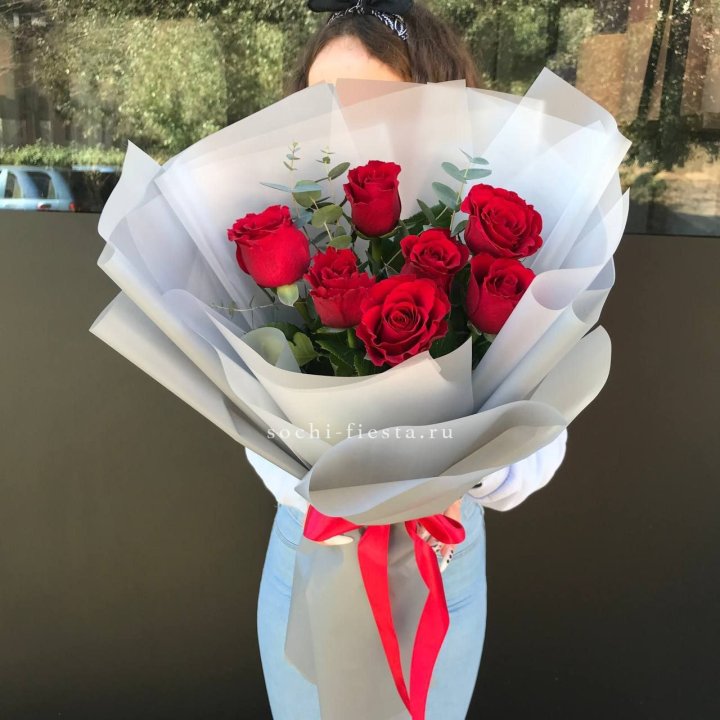 7 красных роз с эвкалиптом  в Бийске