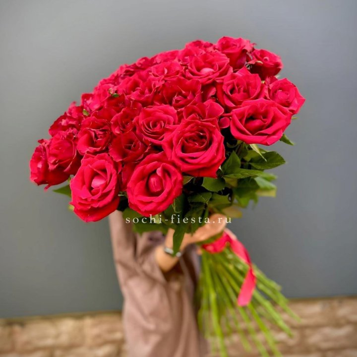 51 высокая красная роза в Бийске
