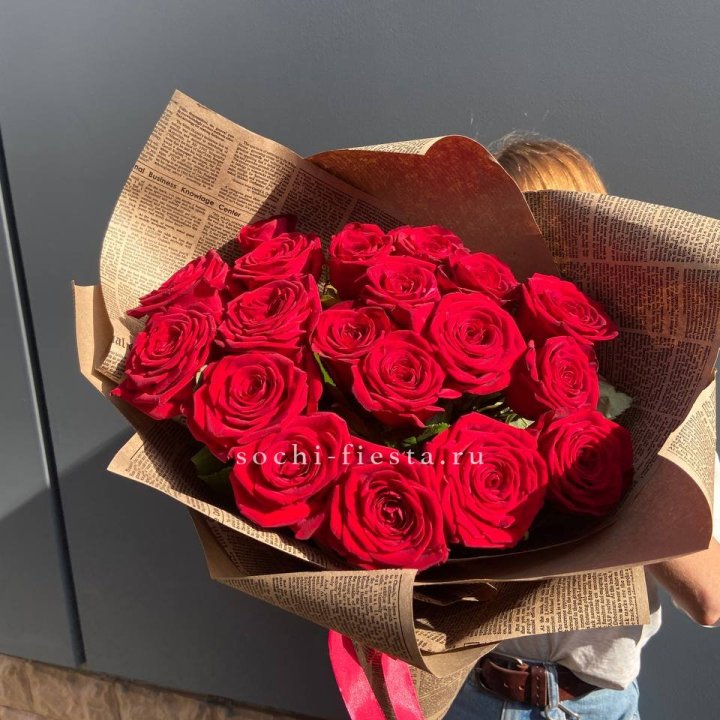 19 красных роз Леди Крафт в Бийске
