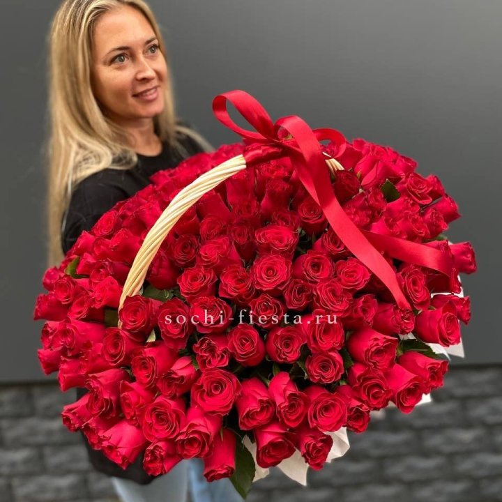 151 красная  роза в корзине в Бийске