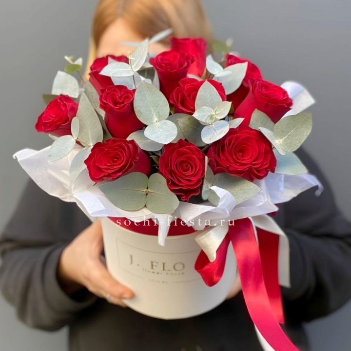 11 роз в шляпной коробке в Бийске