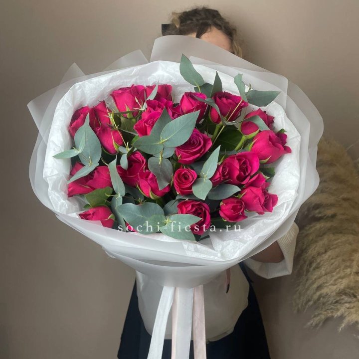 25 малиновых роз с эвкалиптом в Бийске
