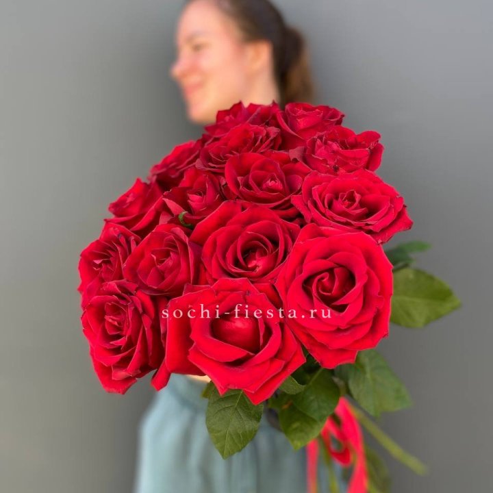 15 красных роз под ленту в Бийске