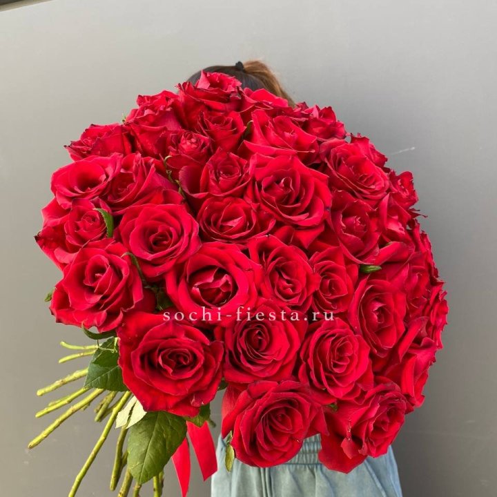 35 красных роз под ленту в Бийске