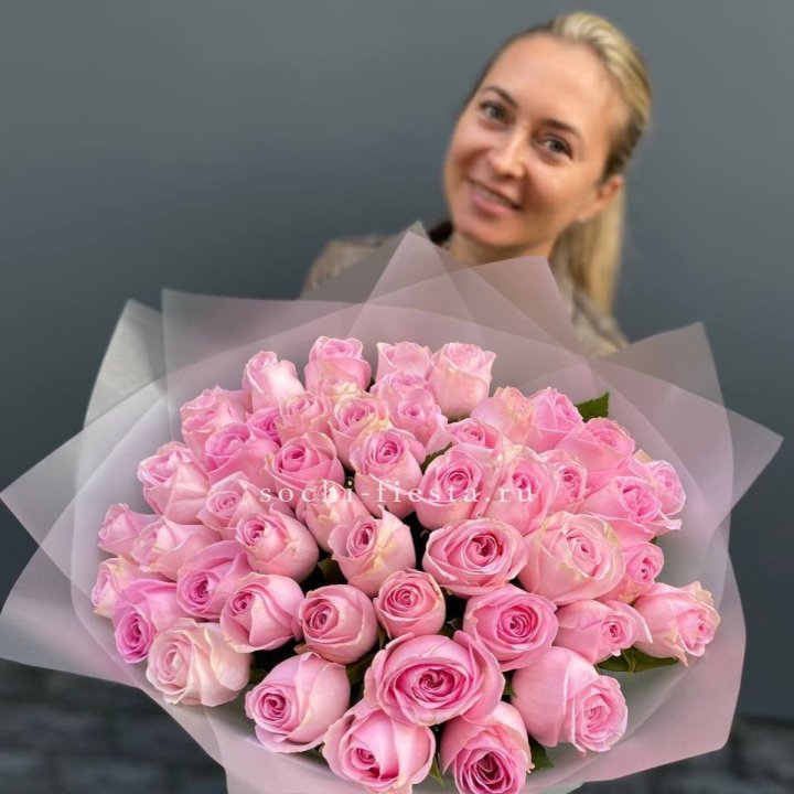 51 розовая роза в Бийске