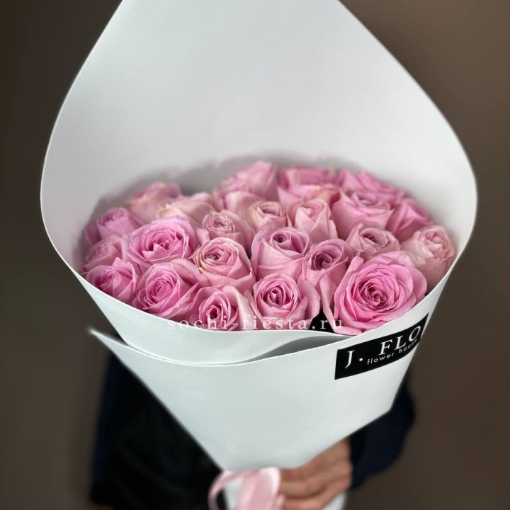 25 розовых роз в Бийске
