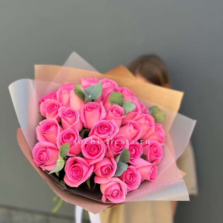 31 розовая роза с эвкалиптом в Бийске