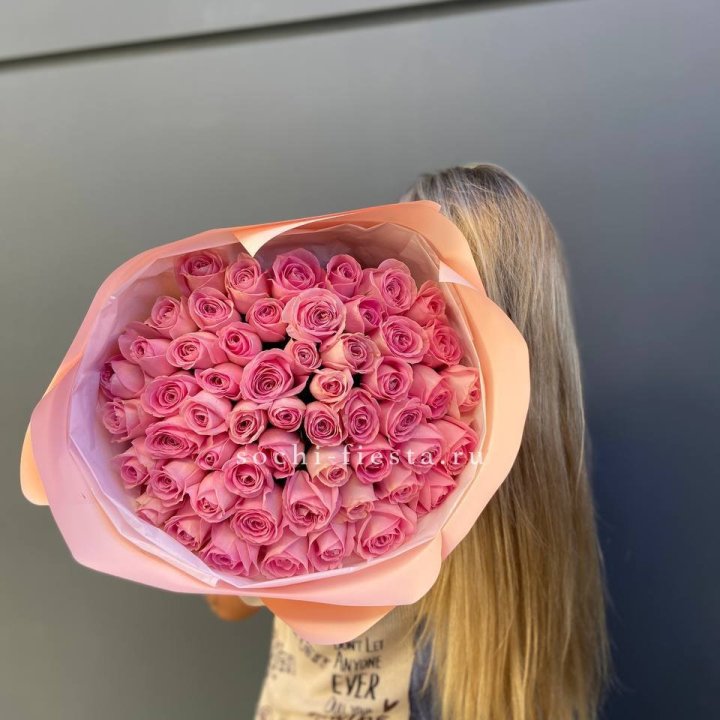 55 розовых роз в Бийске
